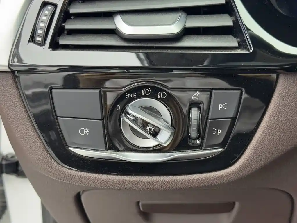 BMW 5 Series — миниатюра 17