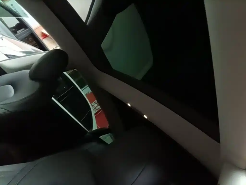 Tesla Model 3 — миниатюра 15