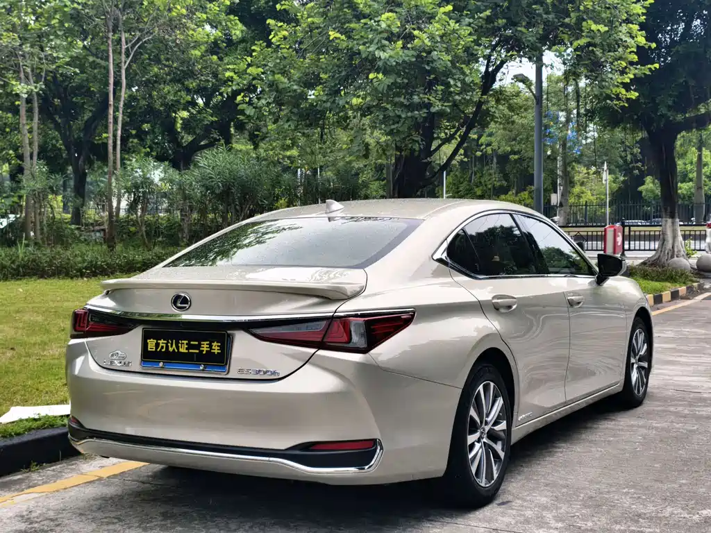 Lexus ES 2018 300h V