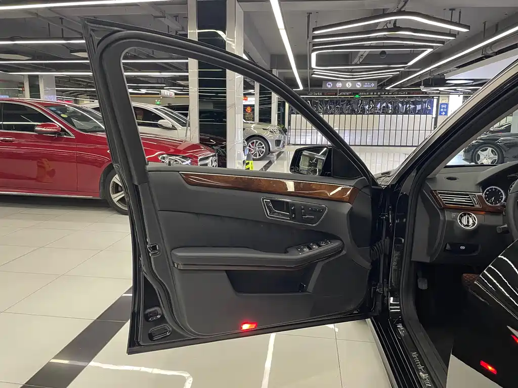 Mercedes-Benz E-Class — миниатюра 30