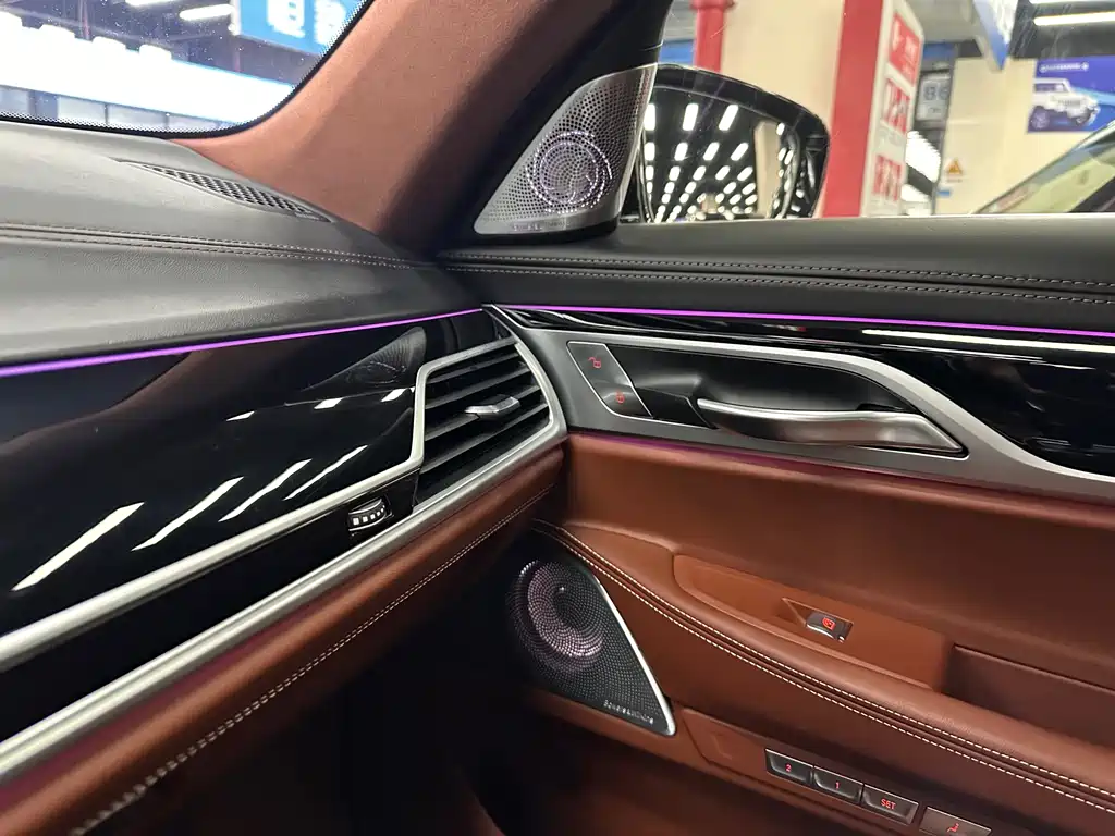 BMW 7 Series — миниатюра 32