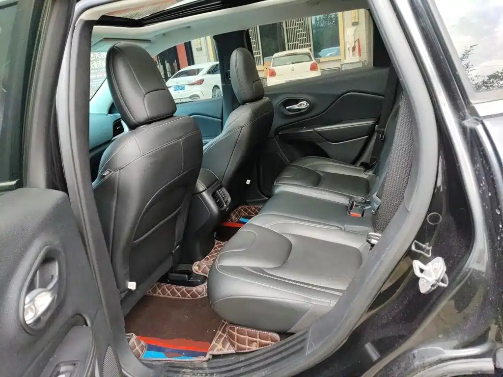 Jeep Cherokee — миниатюра 14