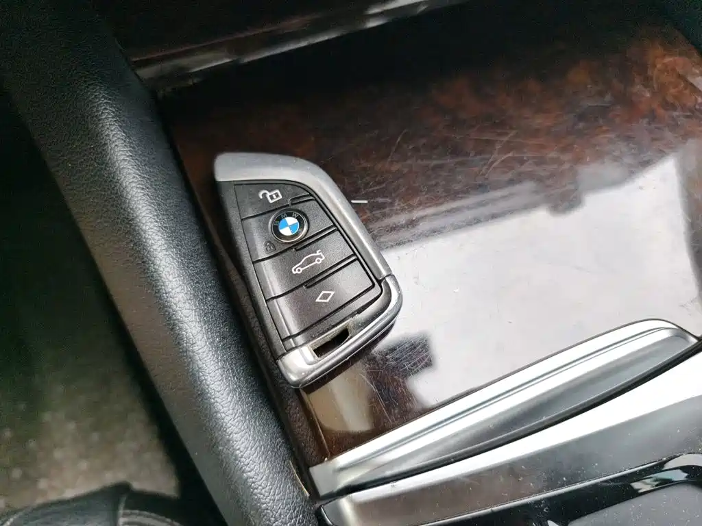 BMW 5 Series — миниатюра 12