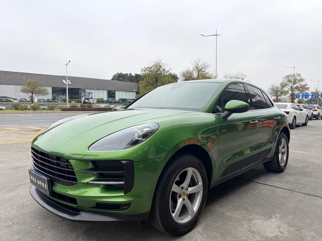 PORSCHE MACAN