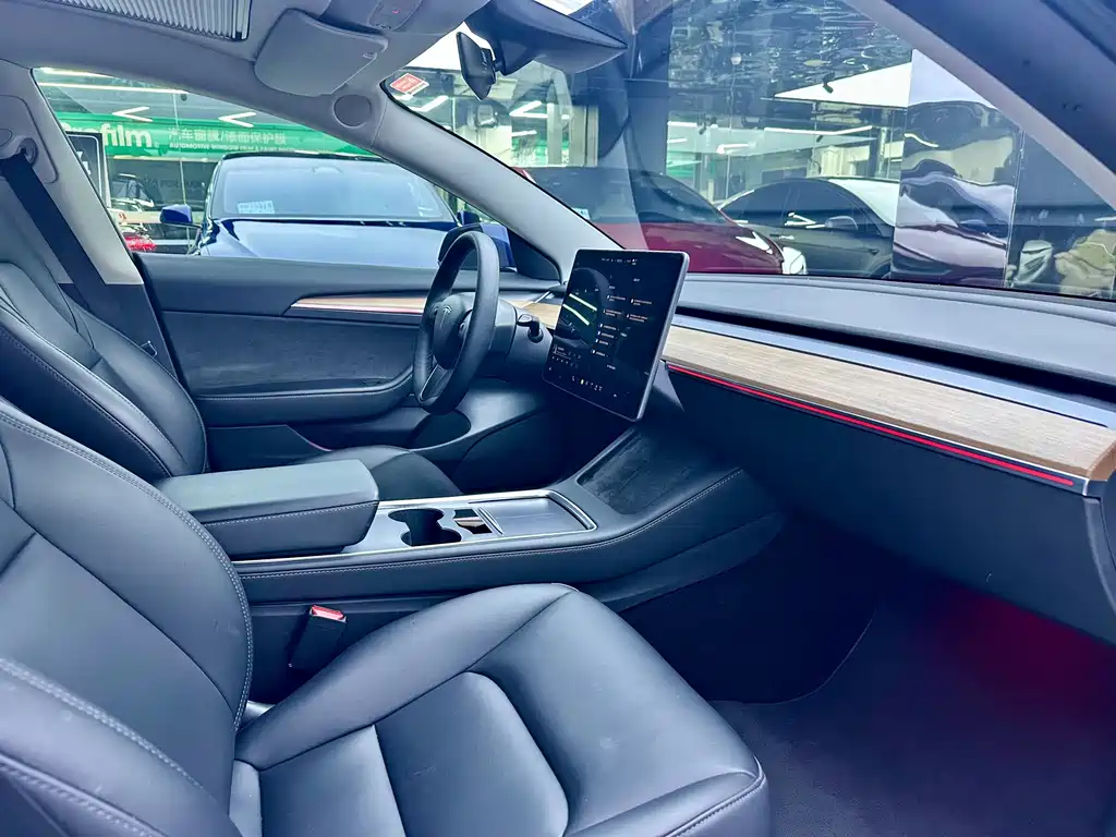 Tesla Model 3 — миниатюра 10