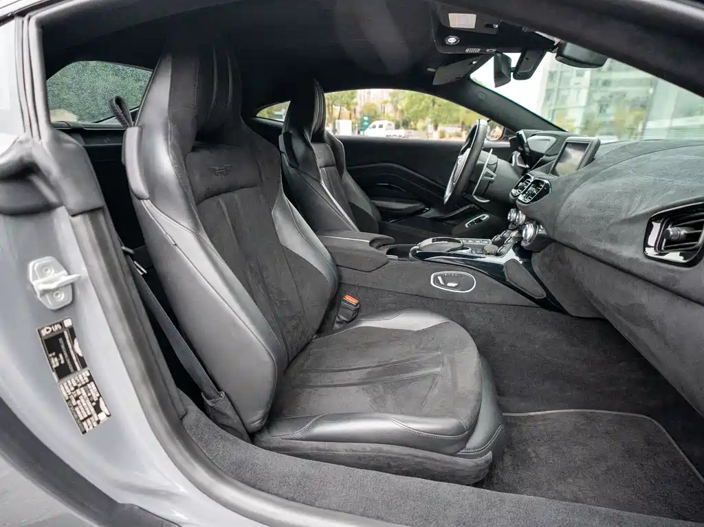 ASTON MARTIN V8 VANTAGE