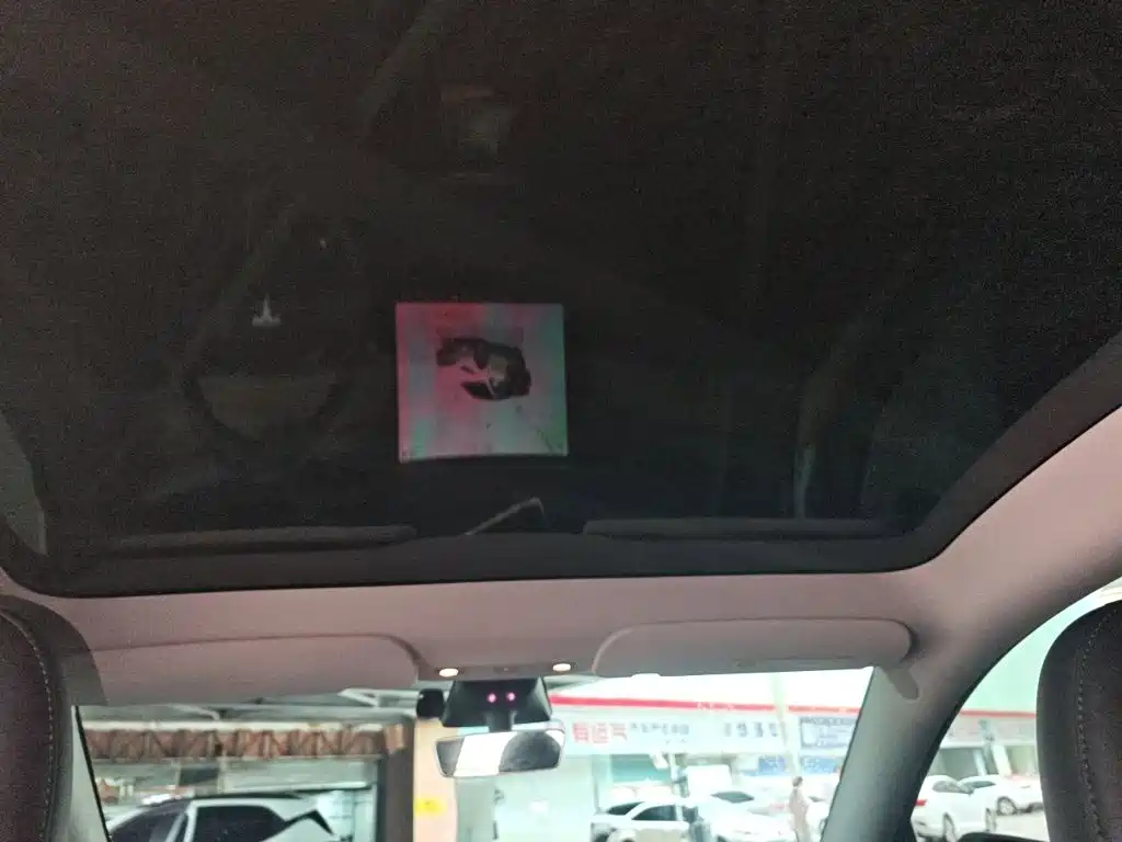 Tesla Model Y — миниатюра 19