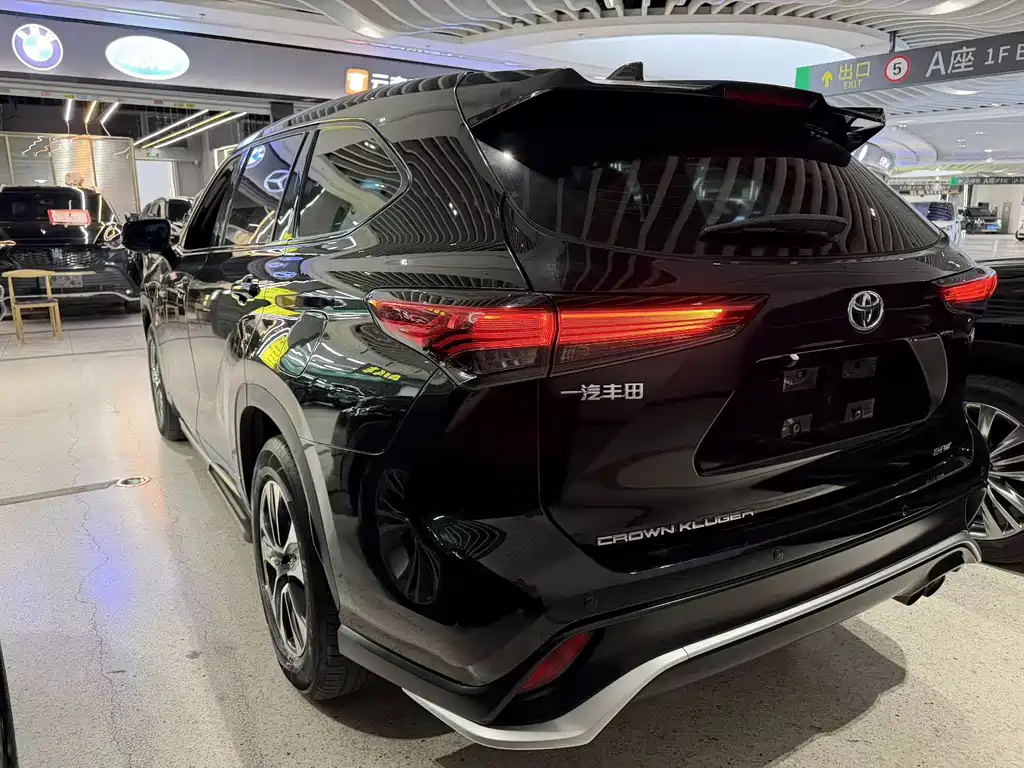 Toyota Crown Kluger — миниатюра 7