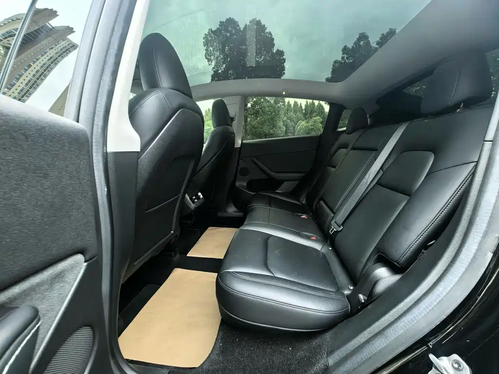Tesla Model Y — миниатюра 6