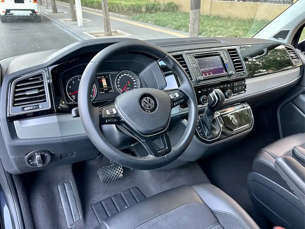 Volkswagen Multivan — миниатюра 10
