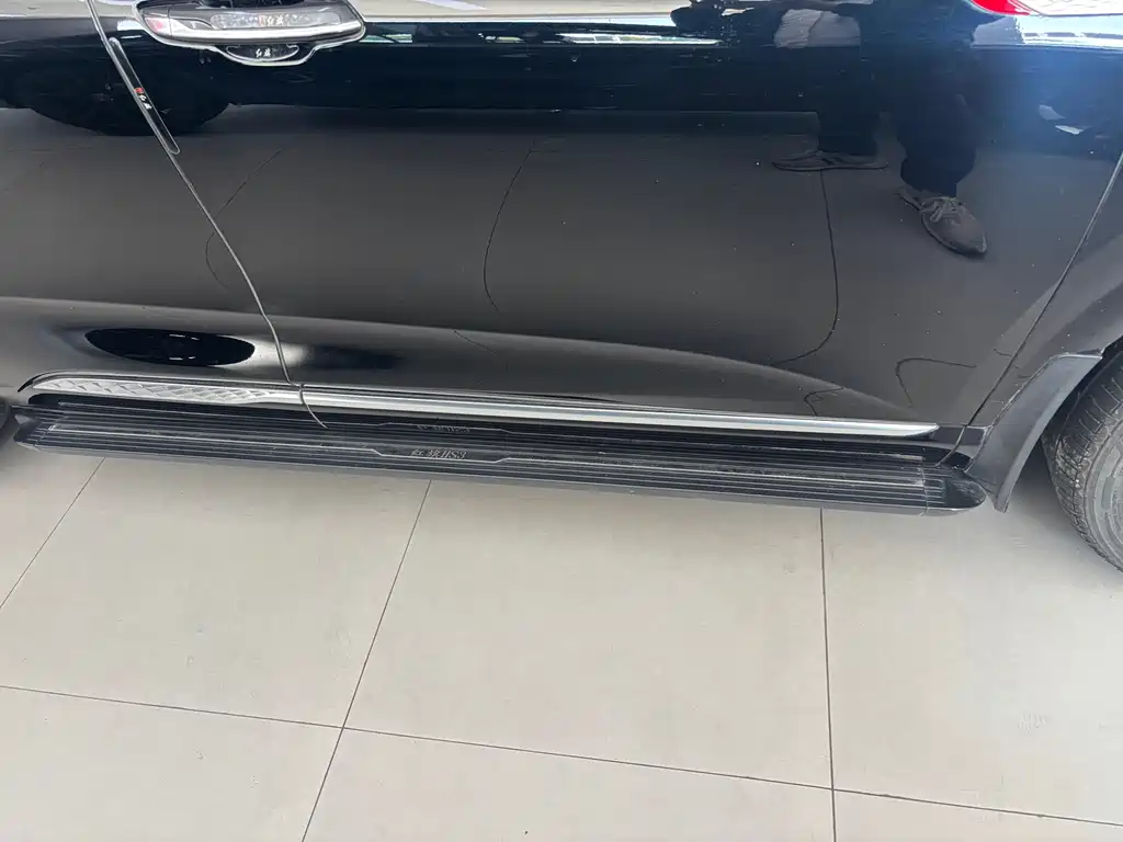 RED FLAG HONGQI HS3 PHEV