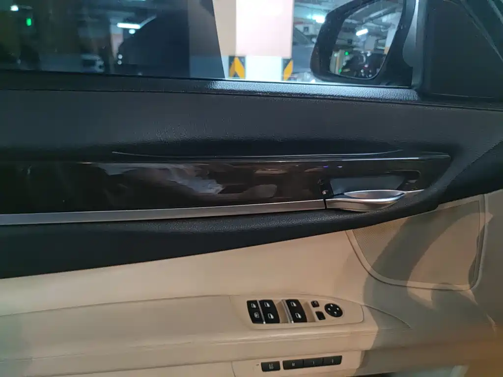BMW 7 Series — миниатюра 10