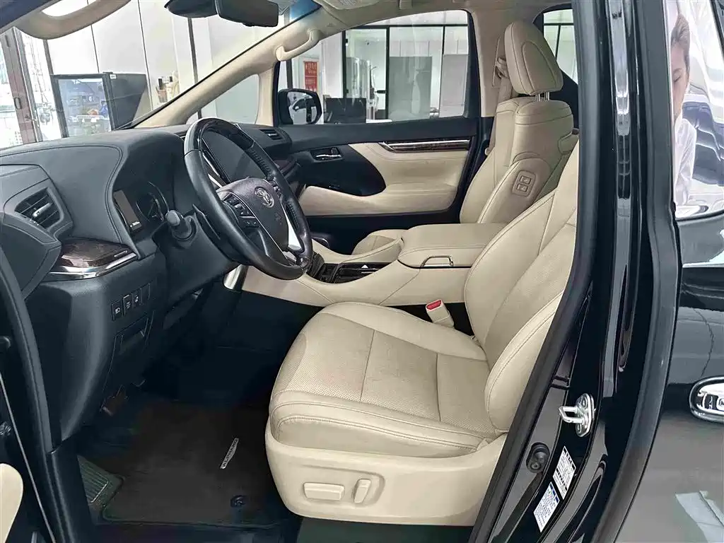 Toyota Alphard — миниатюра 7