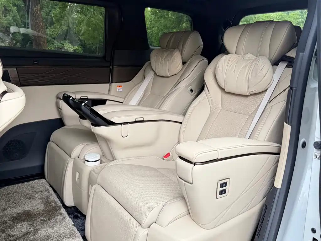 Toyota Vellfire — миниатюра 8