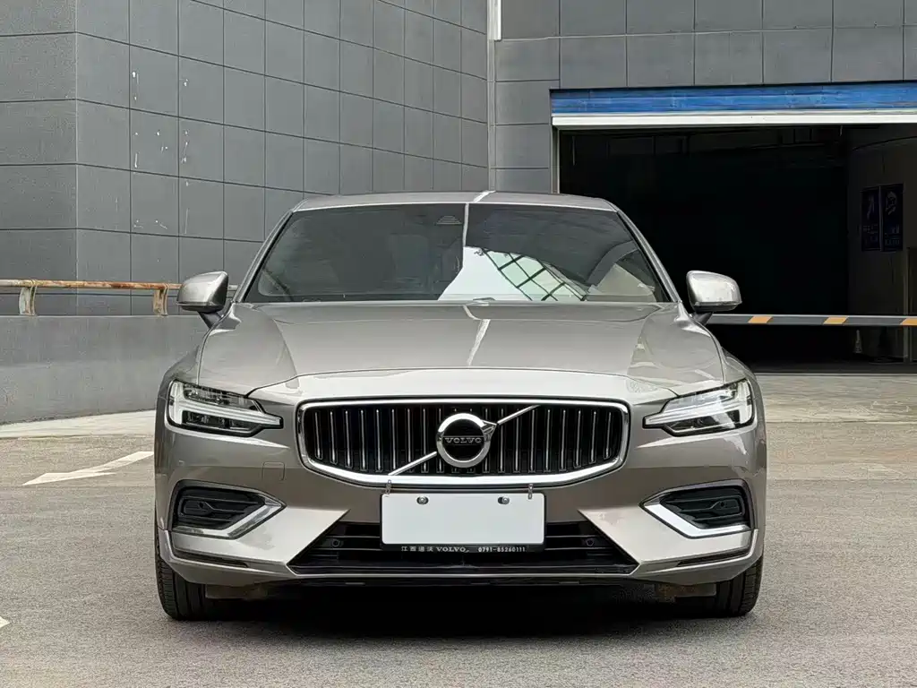 Volvo S60 2022 B4 Luxury