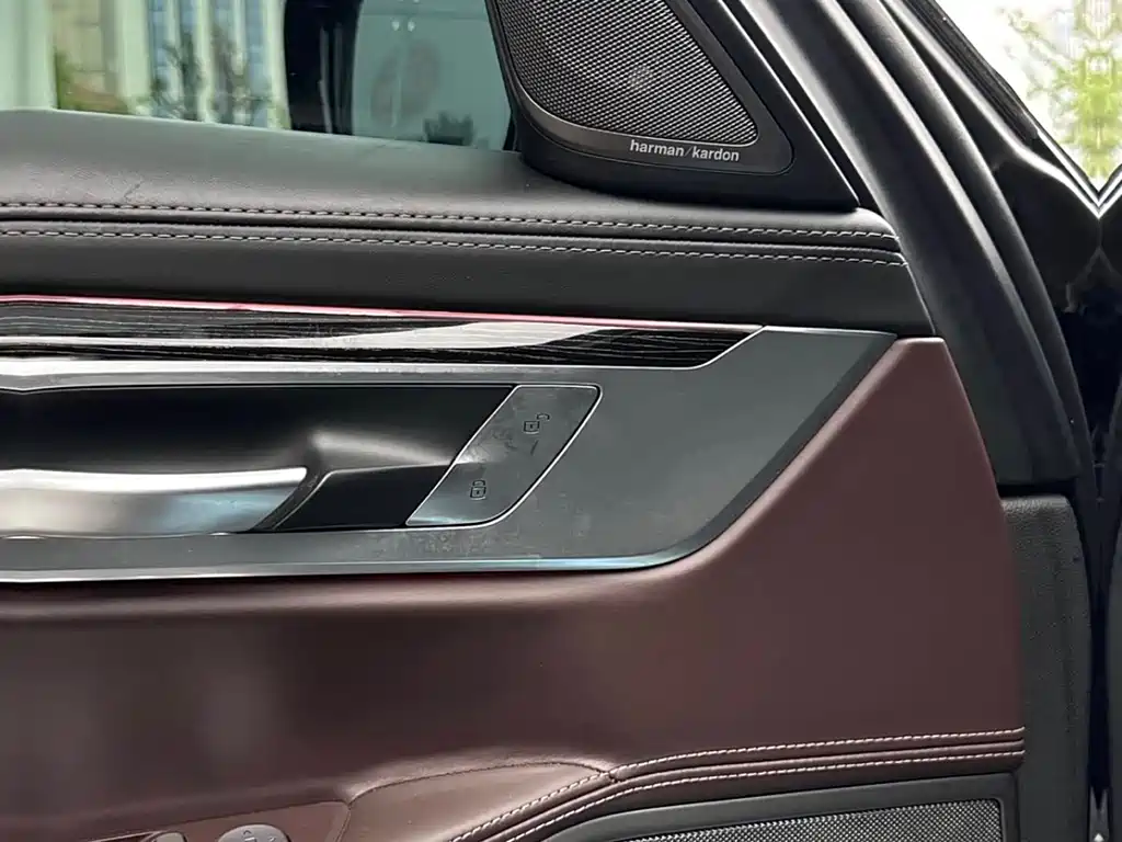 BMW 7 Series — миниатюра 11