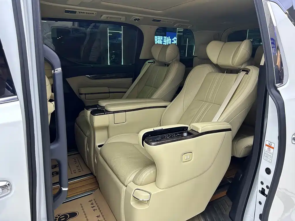 Toyota Vellfire — миниатюра 8