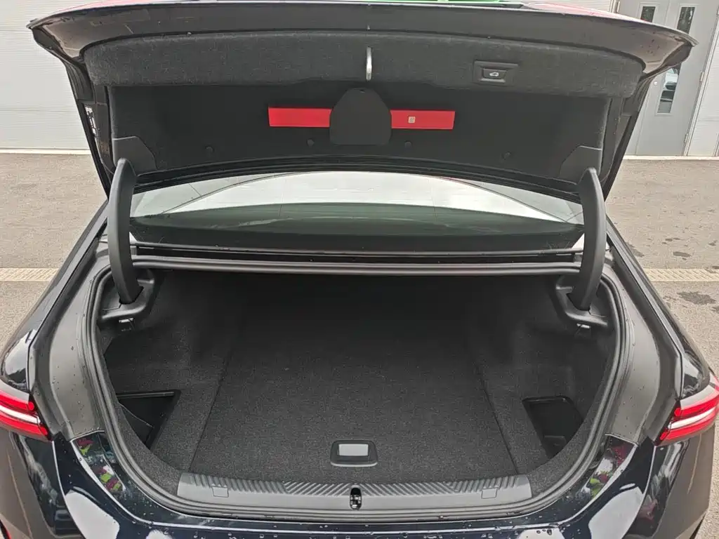 BMW i5 — миниатюра 8