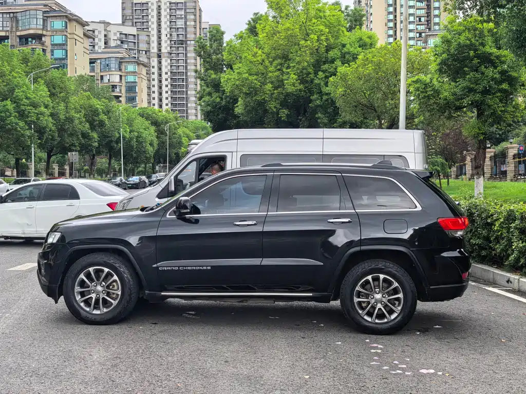 Jeep Grand Cherokee (Import) — миниатюра 7