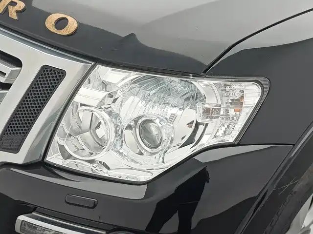 Mitsubishi Pajero (Import) — миниатюра 13