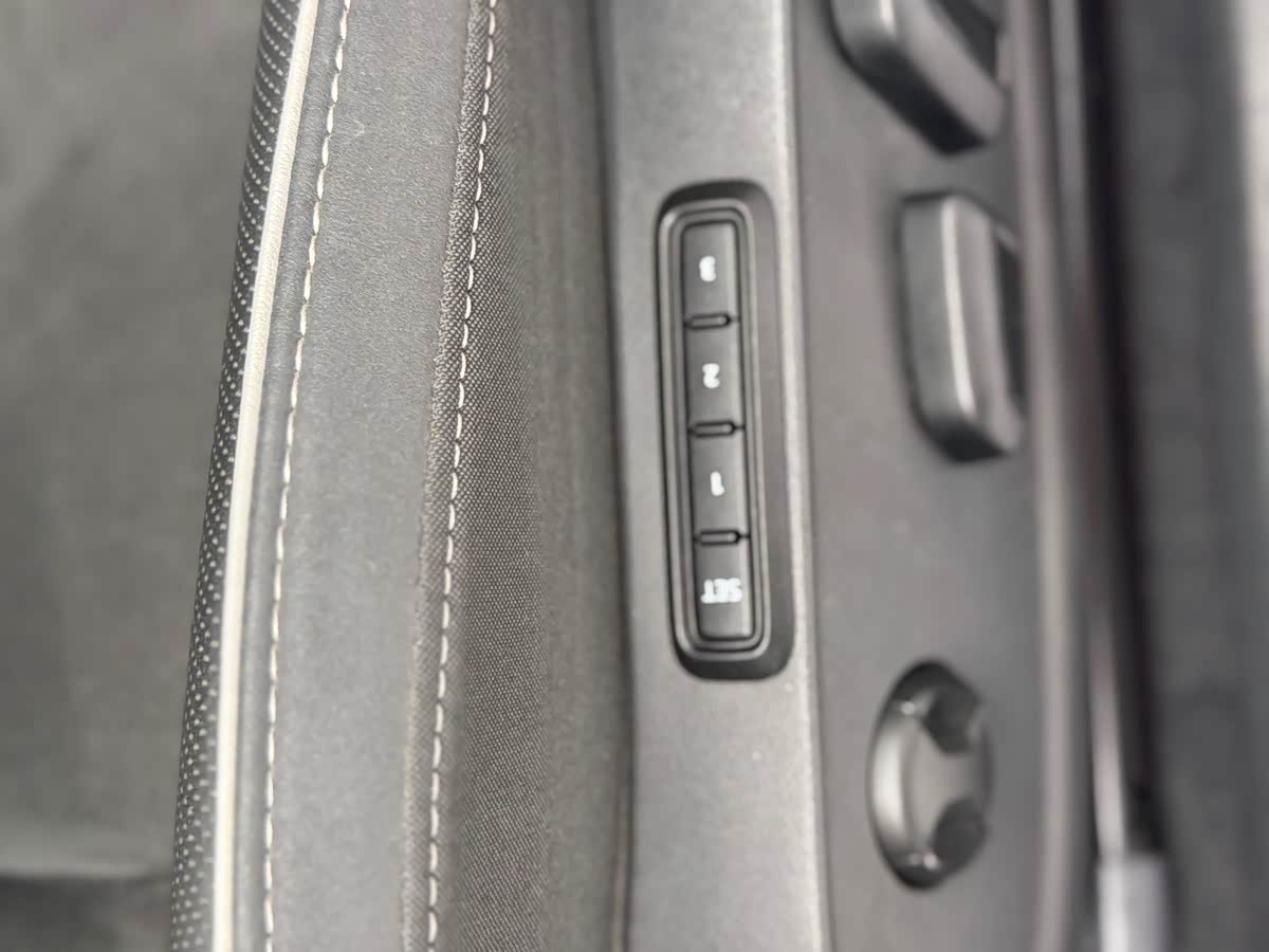 Volkswagen Golf 1.4 л 2023 г. Белый, пробег 24600 км