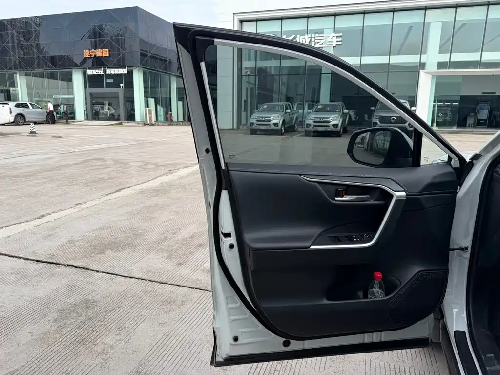 Toyota RAV4 — миниатюра 6