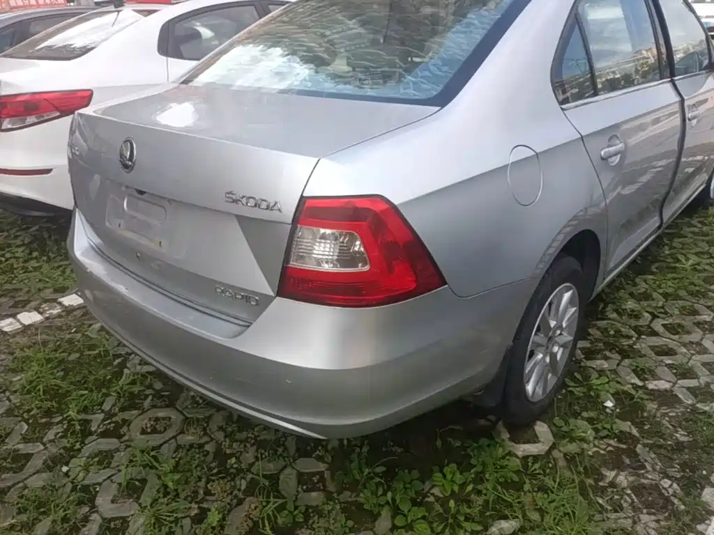 Skoda Rapid — миниатюра 8