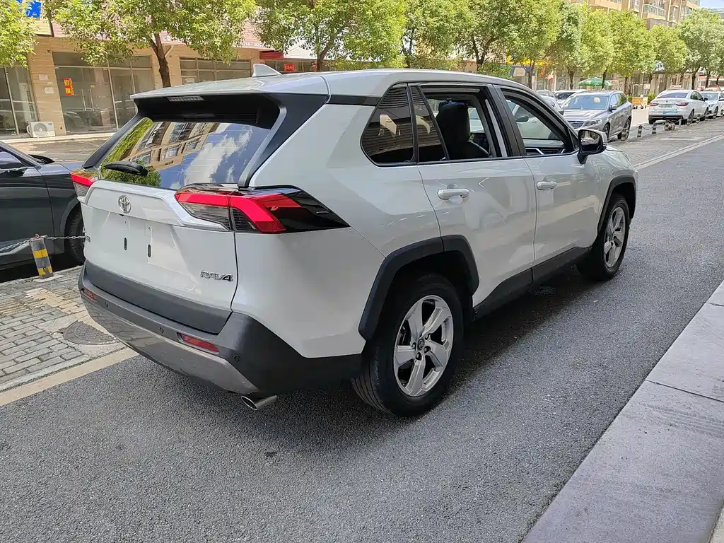 Toyota RAV4 — миниатюра 5
