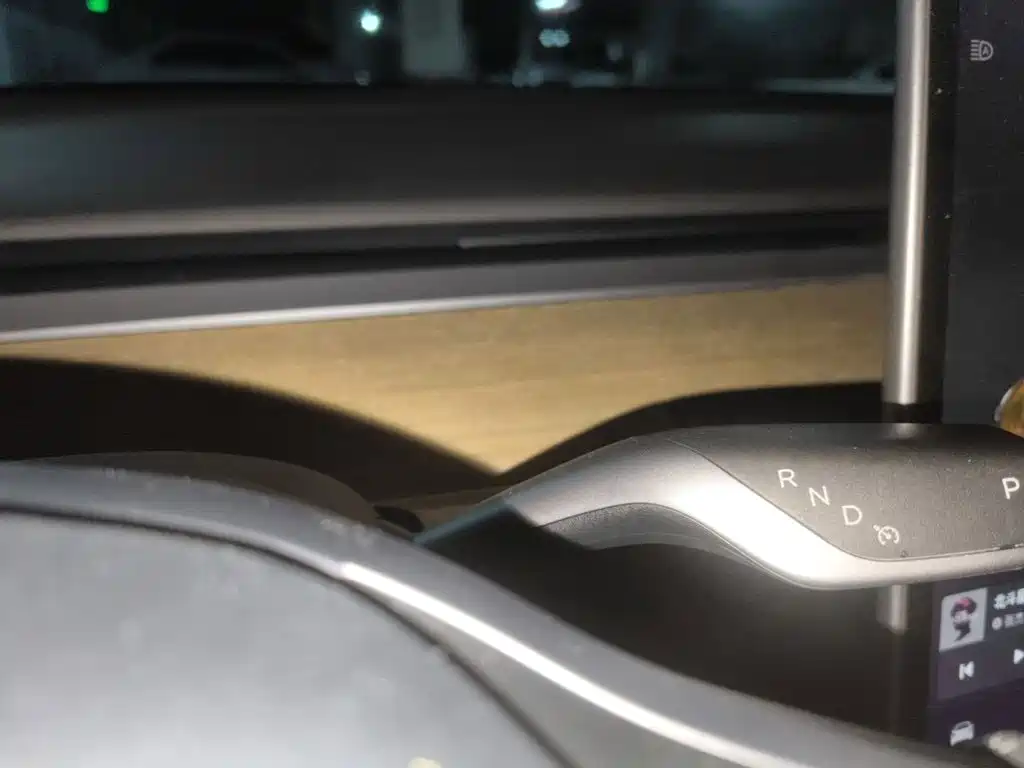 Tesla Model Y — миниатюра 10