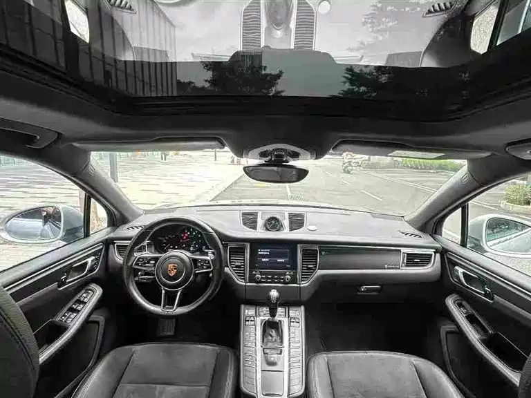 PORSCHE MACAN