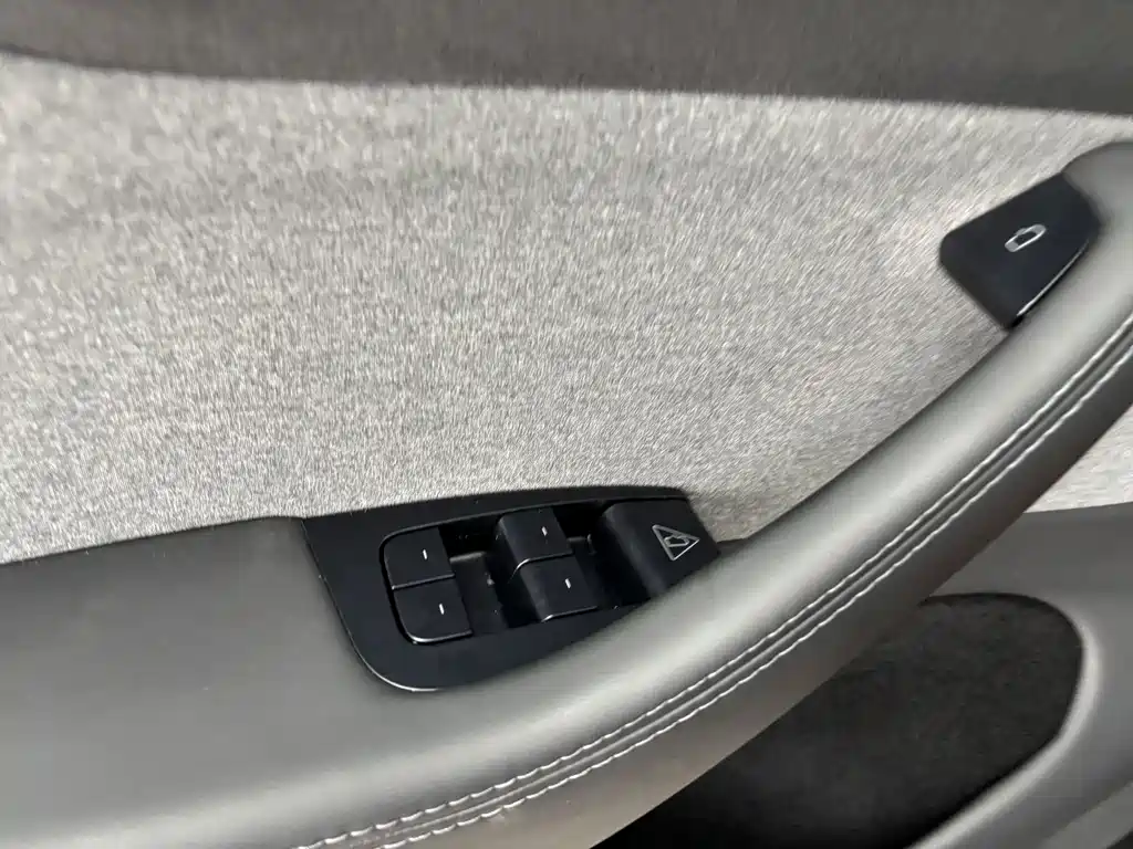 Tesla Model Y — миниатюра 10