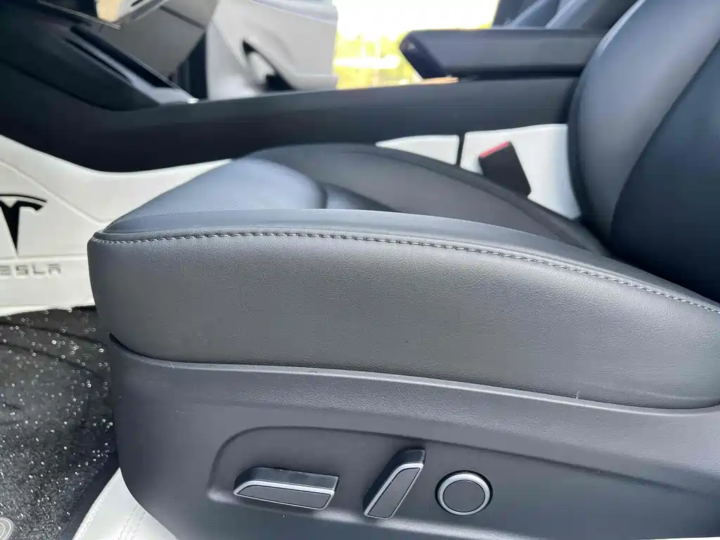 Tesla Model 3 — миниатюра 10