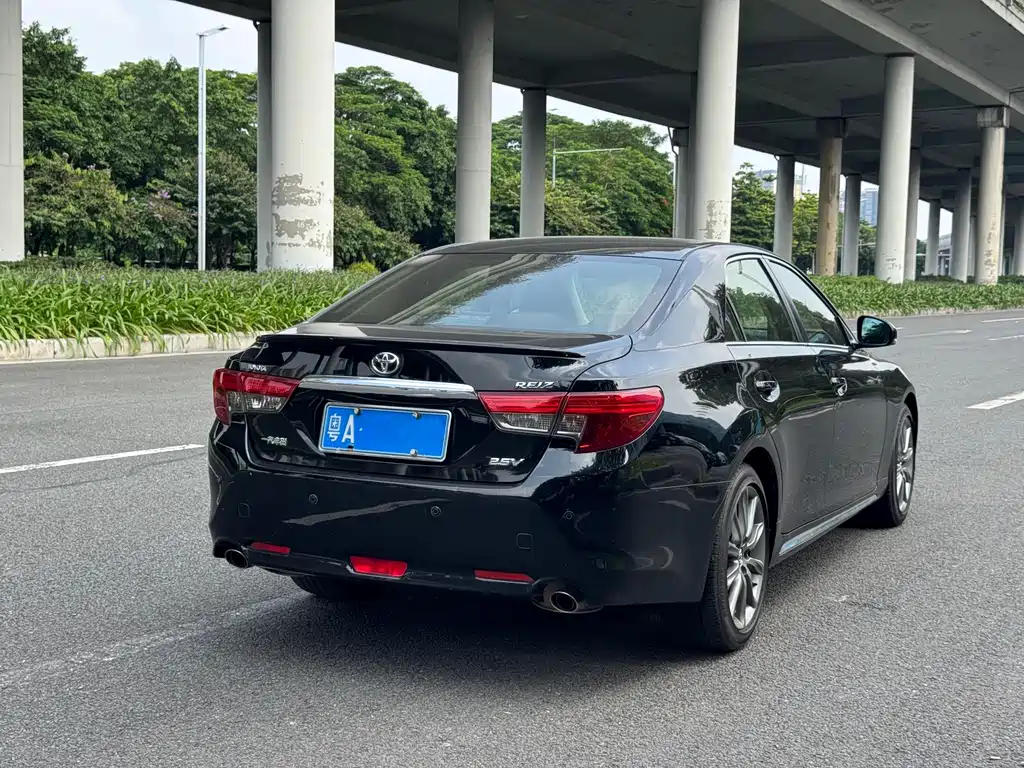 Toyota Reiz — миниатюра 3