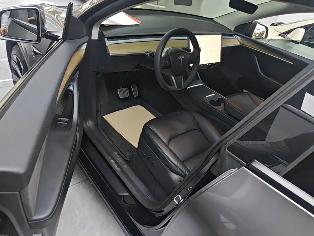 Tesla Model Y — миниатюра 16