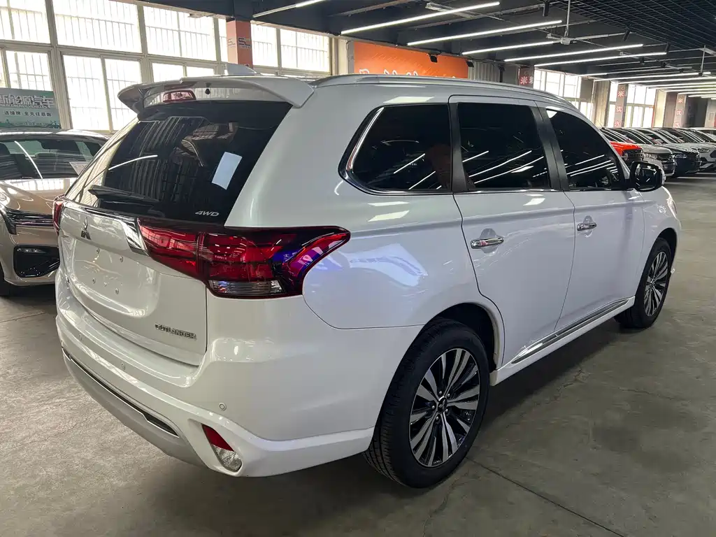 Mitsubishi Outlander 2021 2.4L 7 мест