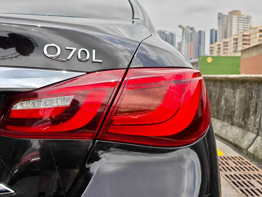 Infiniti Q70 — миниатюра 6