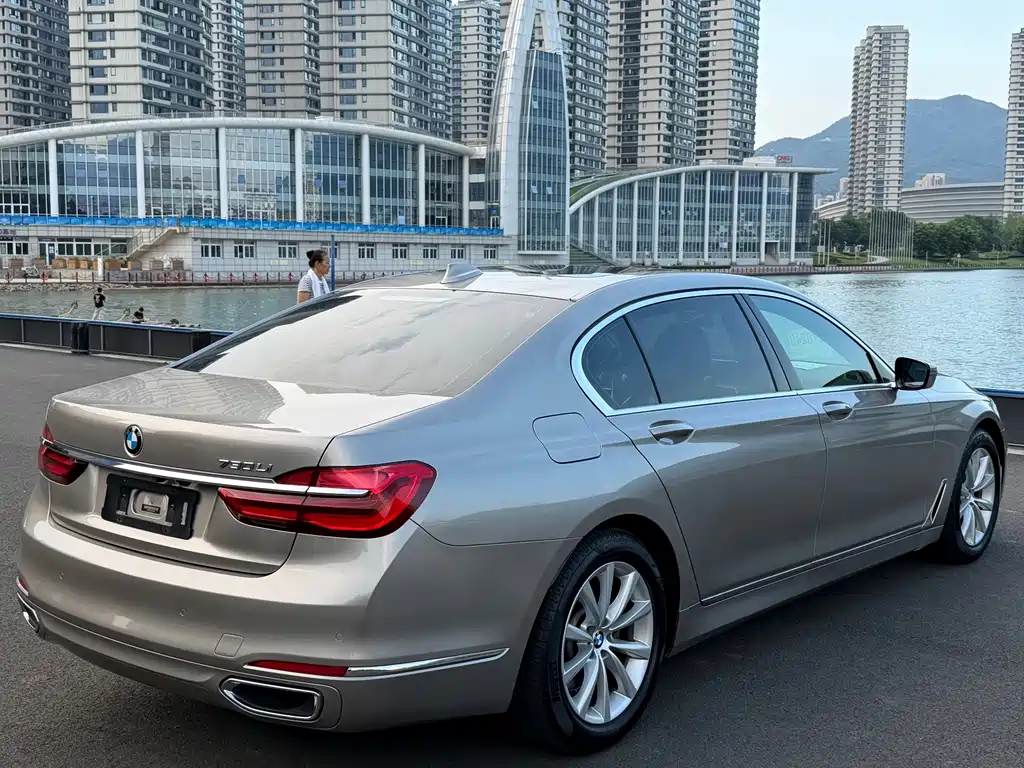 BMW 7 Series — миниатюра 7