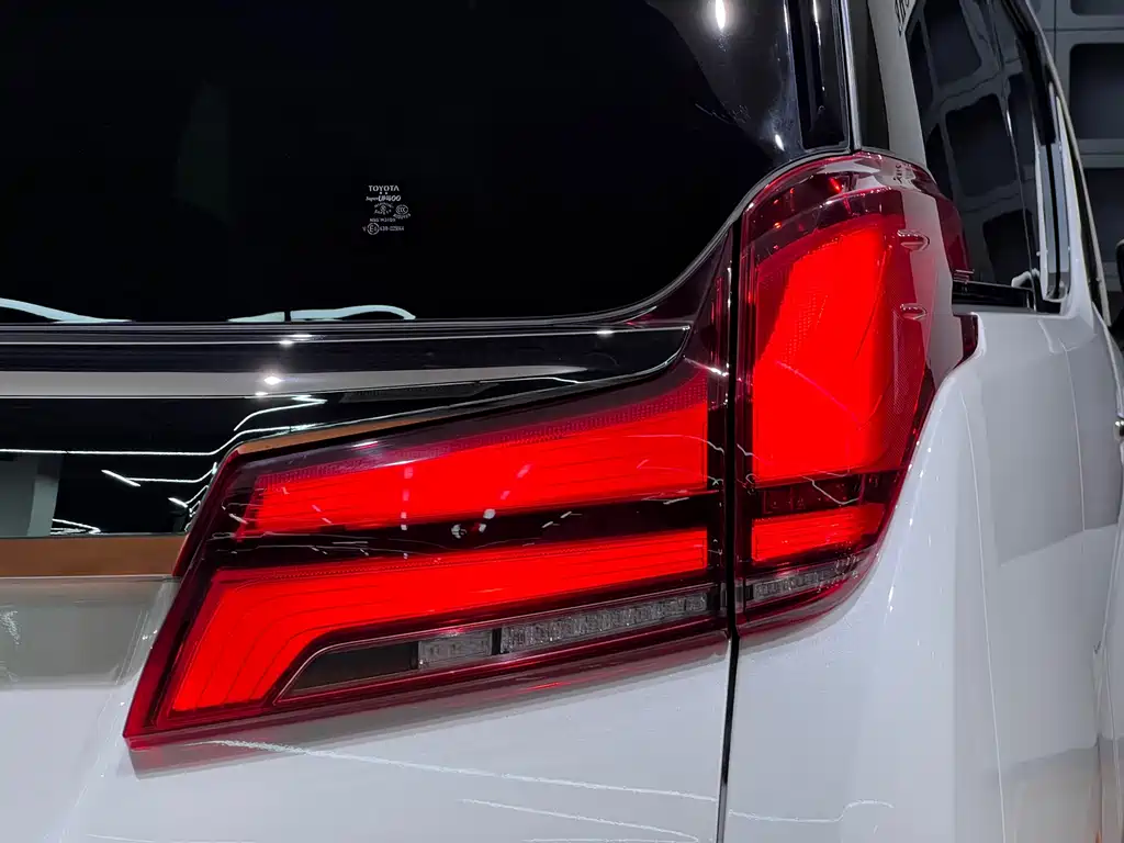 Toyota Alphard — миниатюра 8
