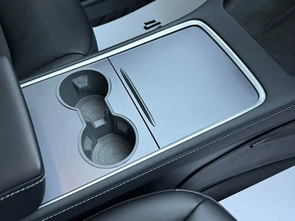 Tesla Model Y — миниатюра 8