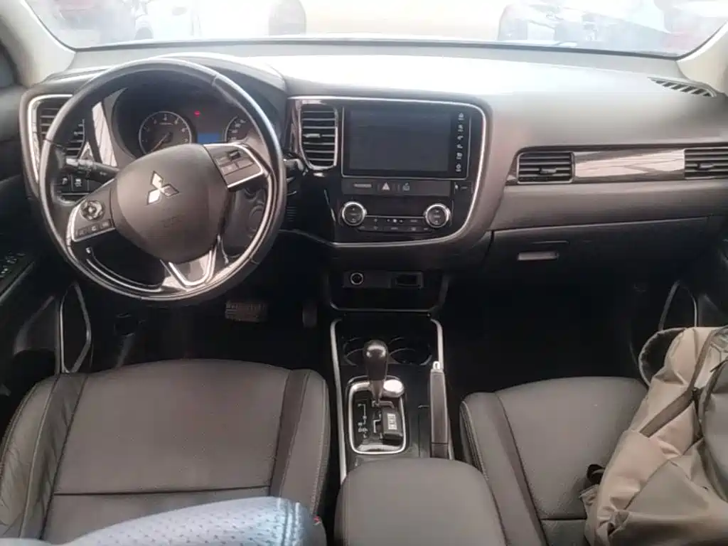 Mitsubishi Outlander — миниатюра 10