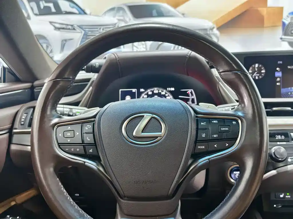 Lexus ES — миниатюра 10