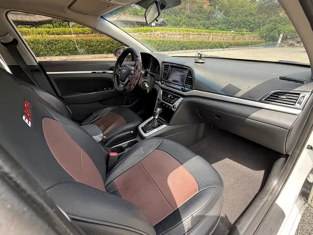 Hyundai Elantra — миниатюра 10