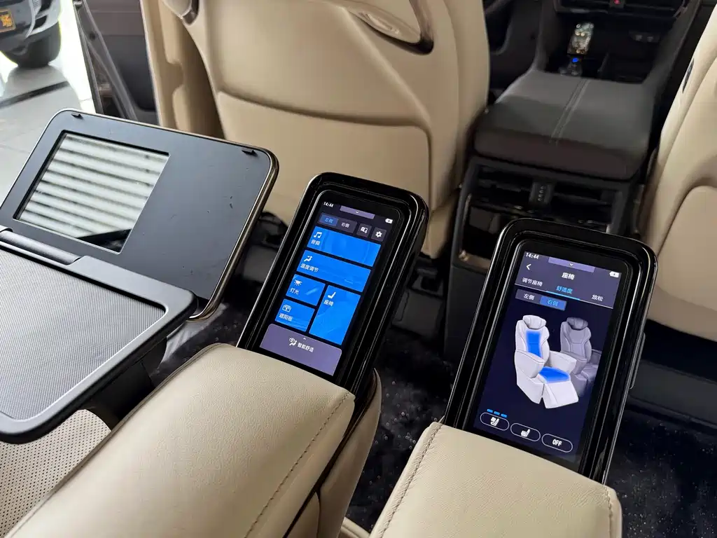 Toyota Alphard — миниатюра 17