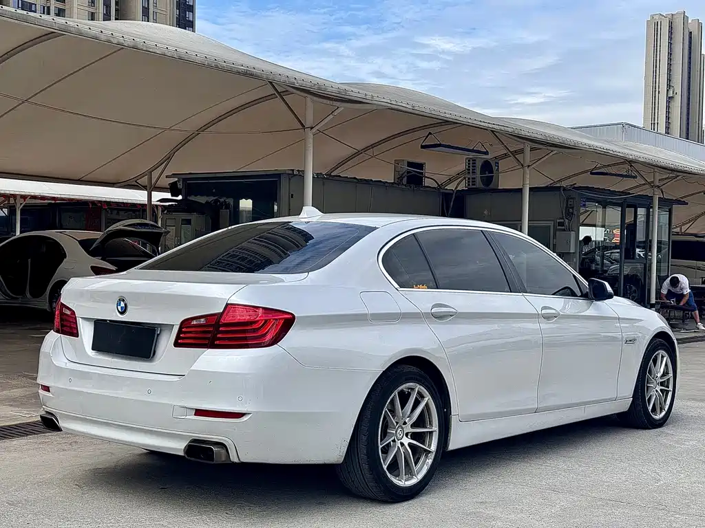 BMW 5 Series — миниатюра 7