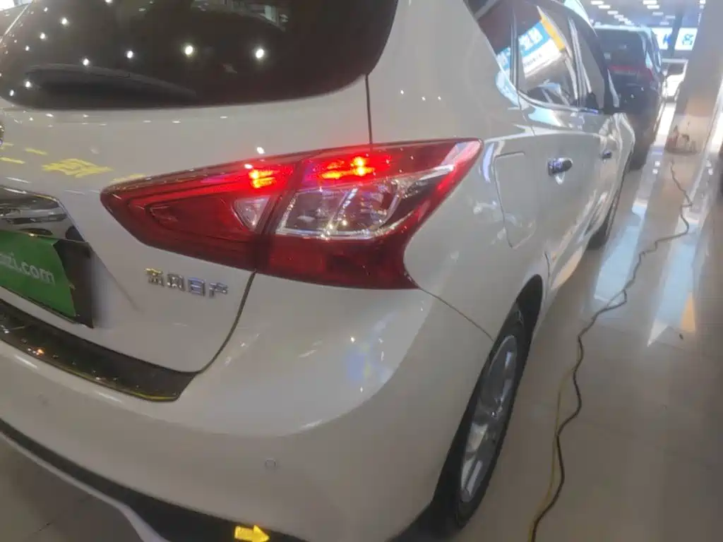 Nissan Tiida — миниатюра 8