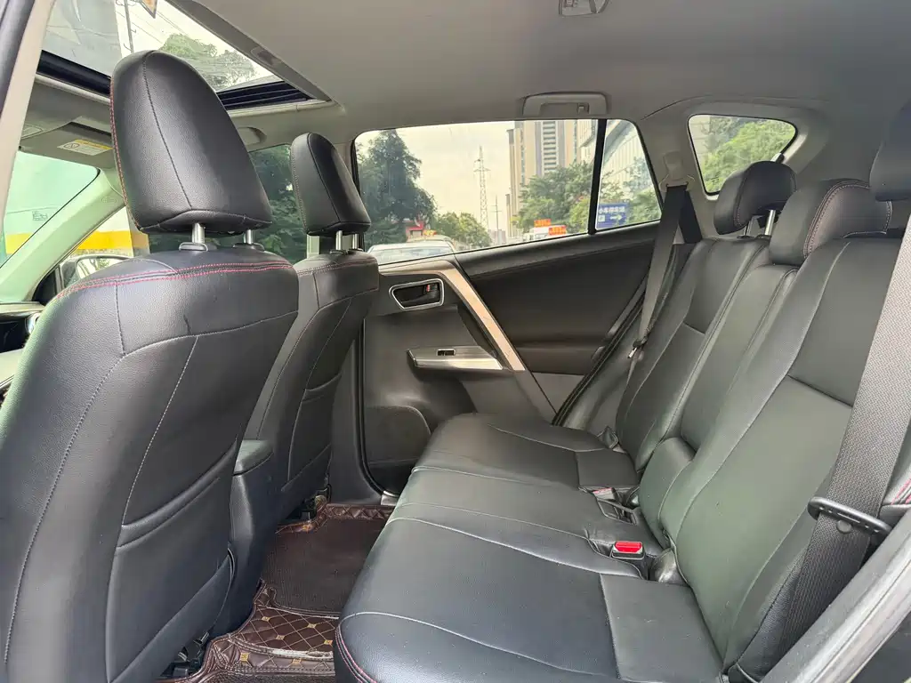 Toyota RAV4 — миниатюра 8