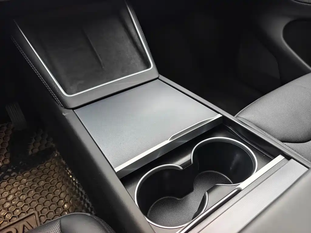 Tesla Model Y — миниатюра 15