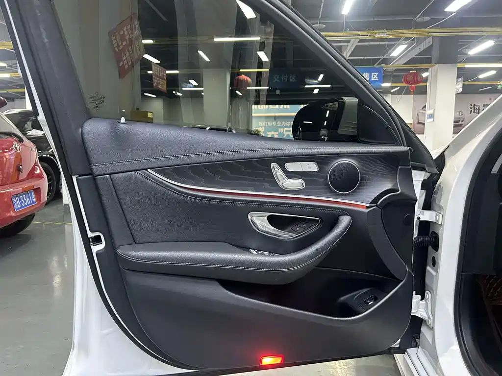 Mercedes-Benz E-Class — миниатюра 5