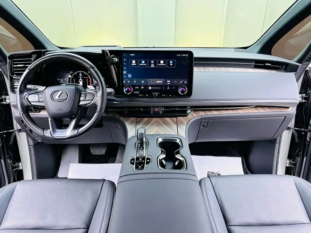 Lexus LM — миниатюра 16