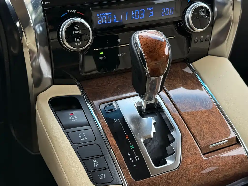 Toyota Alphard — миниатюра 12